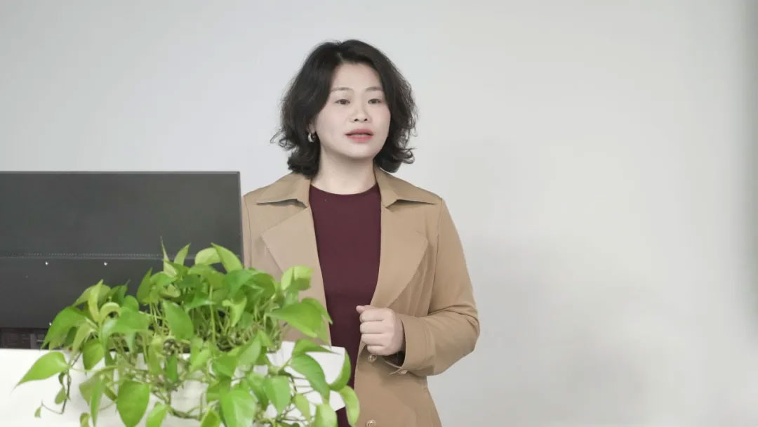 愛因森教育校長朱清瓊作總結發言 愛因森教育校長朱清瓊作總結發言