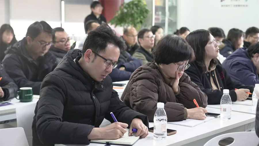 ��ռAI�șC������ɭ�������ӡ�AI���ֆT���c���������w�������Ӗ